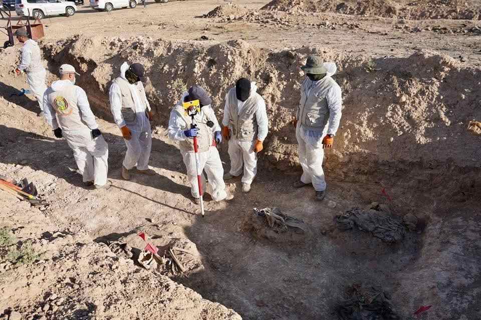 مقبر أكثر من 2,000 موصلي ضحايا الإرهاب.. نينوى تبدأ المرحلة الأولى من فتح مقبرة "الخسفة"