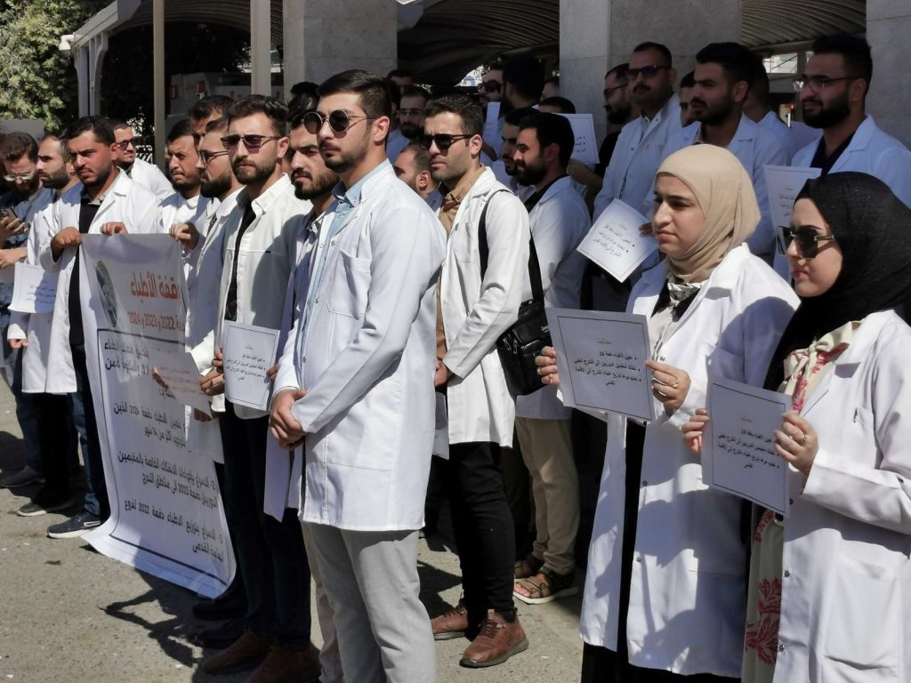 وقفة-2-1024x768 مطالب أطباء دفعات 2022 و2023 و2024 لعام 2024 في نينوى