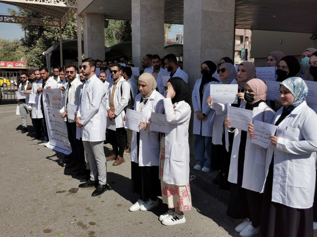 وقفة-3-1024x768 مطالب أطباء دفعات 2022 و2023 و2024 لعام 2024 في نينوى