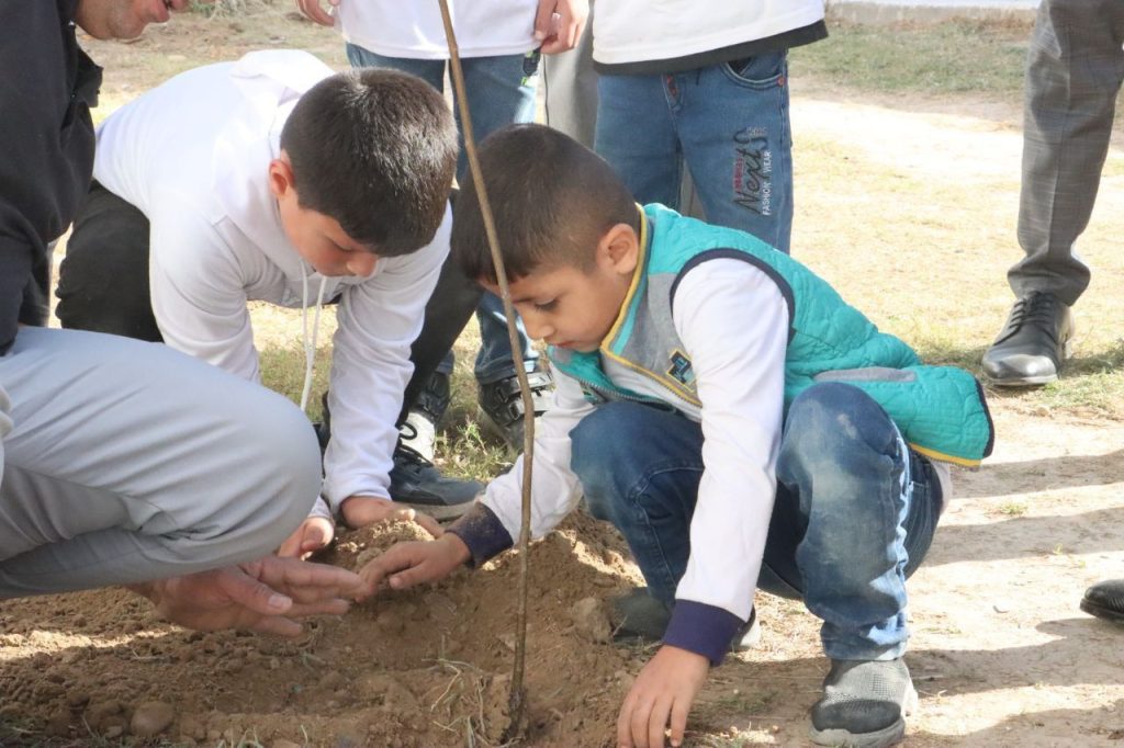 2-1-1024x682 تربية نينوى تطلق حملة لتشجير المدارس ضمن مبادرة رئيس الوزراء