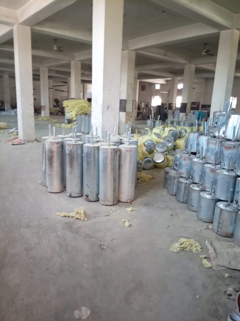 22-2-766x1024 بغداد تُغلق معامل غير مرخّصة وتضبط منتجات مقلّدة لحماية المستهلك