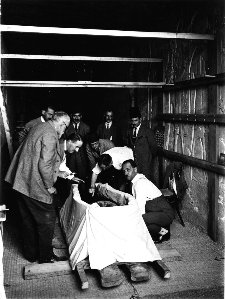 3-2-772x1024 لحظة تاريخية مهمة: بدء فتح وفحص مقبرة توت عنخ آمون قبل مائة عام