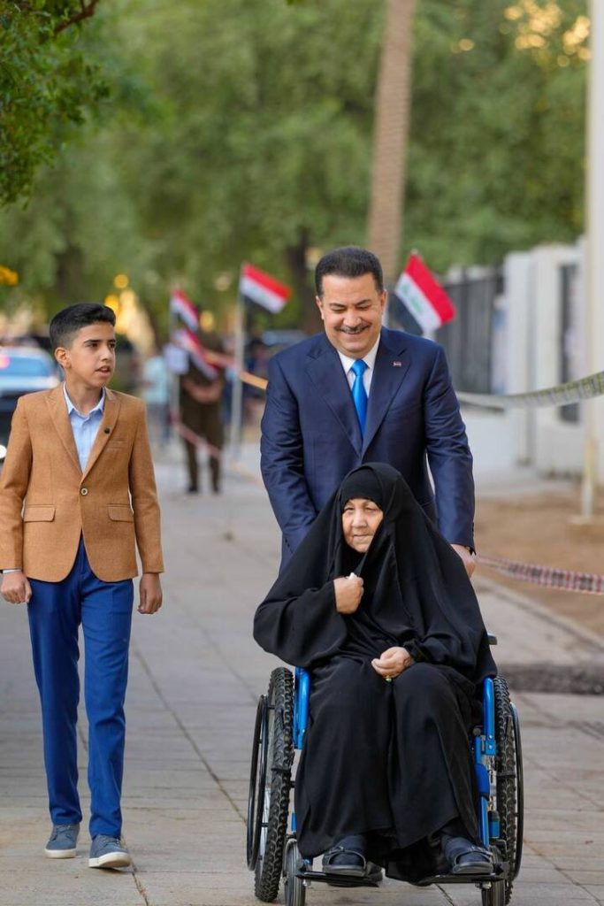 سوداني-683x1024 السوداني يرافق والدته بالكرسي المتحرك للتصويت ويبرز أهمية المشاركة الأسرية في الإنتخابات