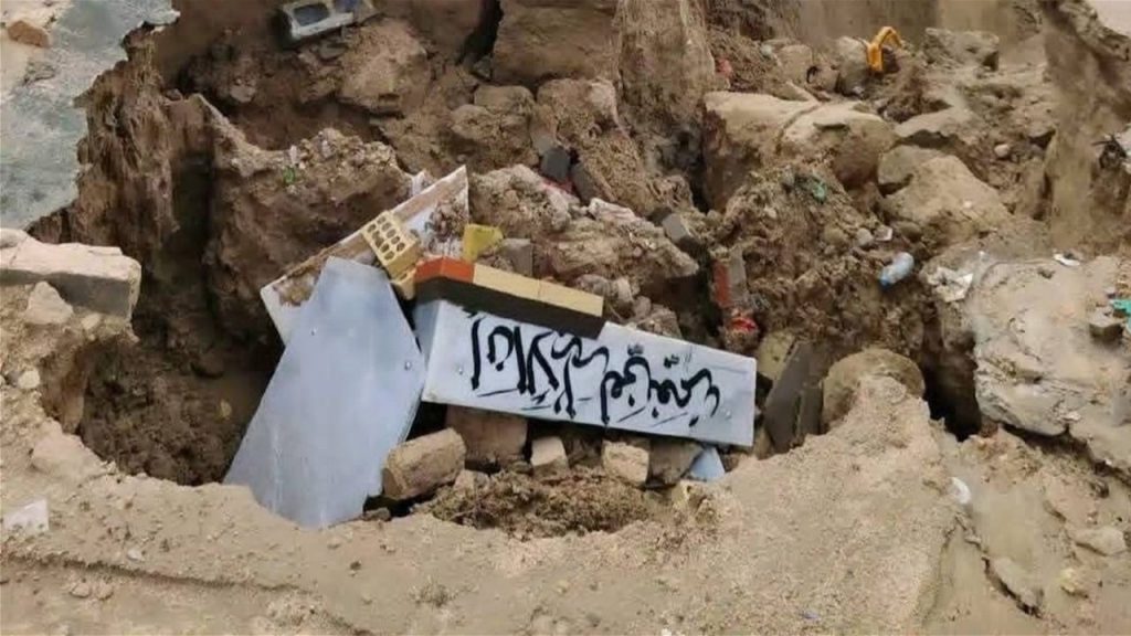 1-2-1024x576 أمطار النجف تتسبب بإنهيار أجزاء من قبور "وادي السلام"