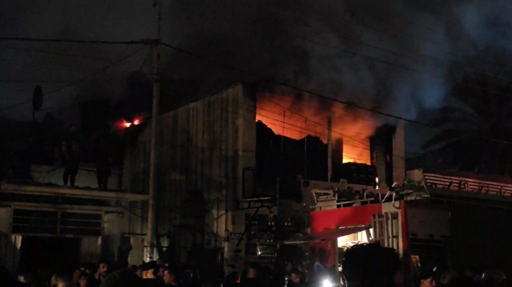 2-1-1024x574 حريق هائل يلتهم مخزنًا للدراجات النارية في كربلاء.. والدفاع المدني يدفع بأكثر من 20 سيارة إطفاء