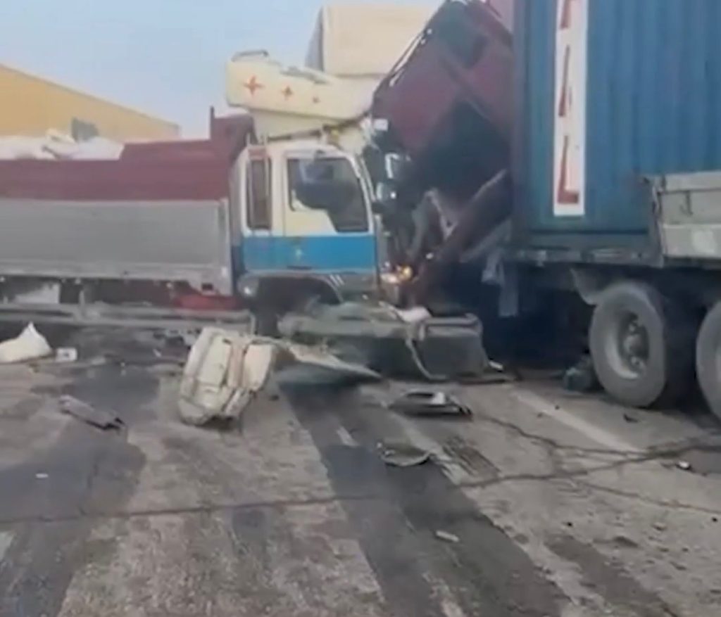 حادث-1024x877 بسبب الضباب الكثيف.. تصادم 10 سيارات يُخلّف ضحايا وجرحى على طريق عفك بالديوانية