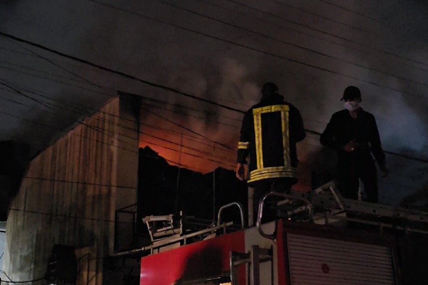 كربلاء حريق هائل يلتهم مخزنًا للدراجات النارية في كربلاء.. والدفاع المدني يدفع بأكثر من 20 سيارة إطفاء