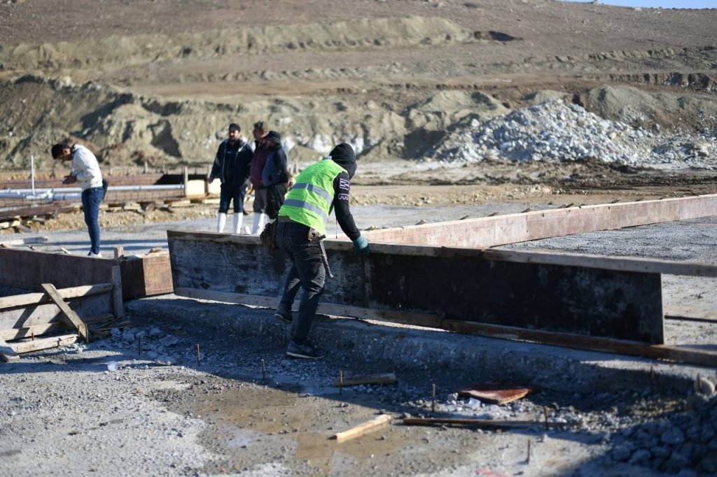 12-1024x682 محافظ نينوى يُطلق مبادرة لحل أزمة السكن وتوزيع قطع أراضٍ وشقق للناجين وذوي الشهداء