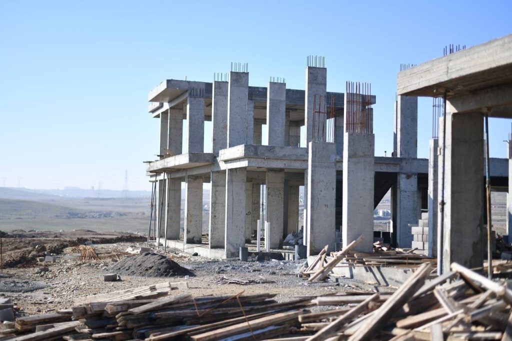 22-1024x682 محافظ نينوى يُطلق مبادرة لحل أزمة السكن وتوزيع قطع أراضٍ وشقق للناجين وذوي الشهداء