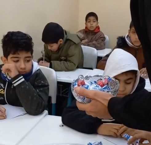 مدرسة-2.jpgمضغوطة فرحة الطلاب بالحلوى والابتسامات تزيّن آخر يوم امتحانات في إيسر الموصل