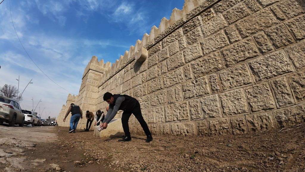نينوى-33-1024x578 الموصل تستعيد عبق تاريخها..حملة بيئية ضخمة تكسو سور المدينة التاريخي بالبابونج