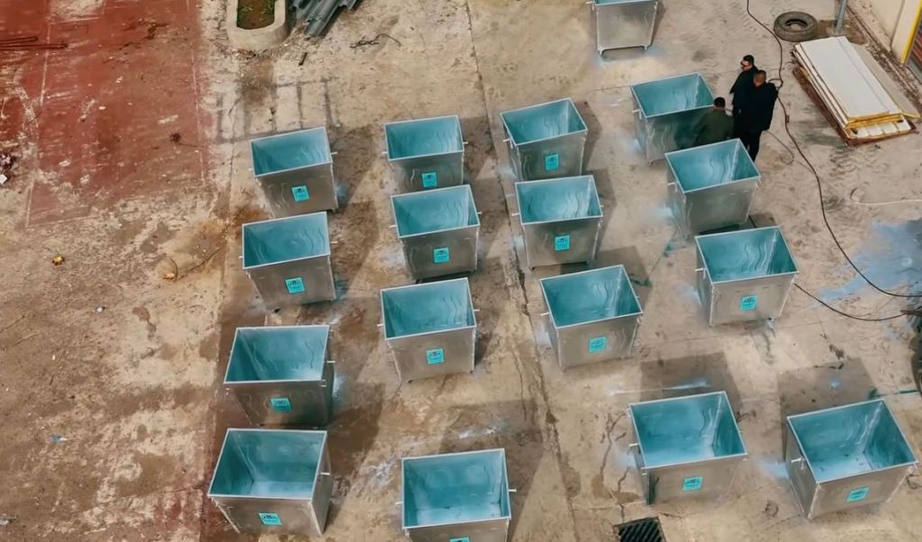 image-7-1024x602 بجهود ذاتية ووفرة مالية تتجاوز النصف.. بلدية الموصل تُطلق خطًا محليًا لإنتاج حاويات النفايات