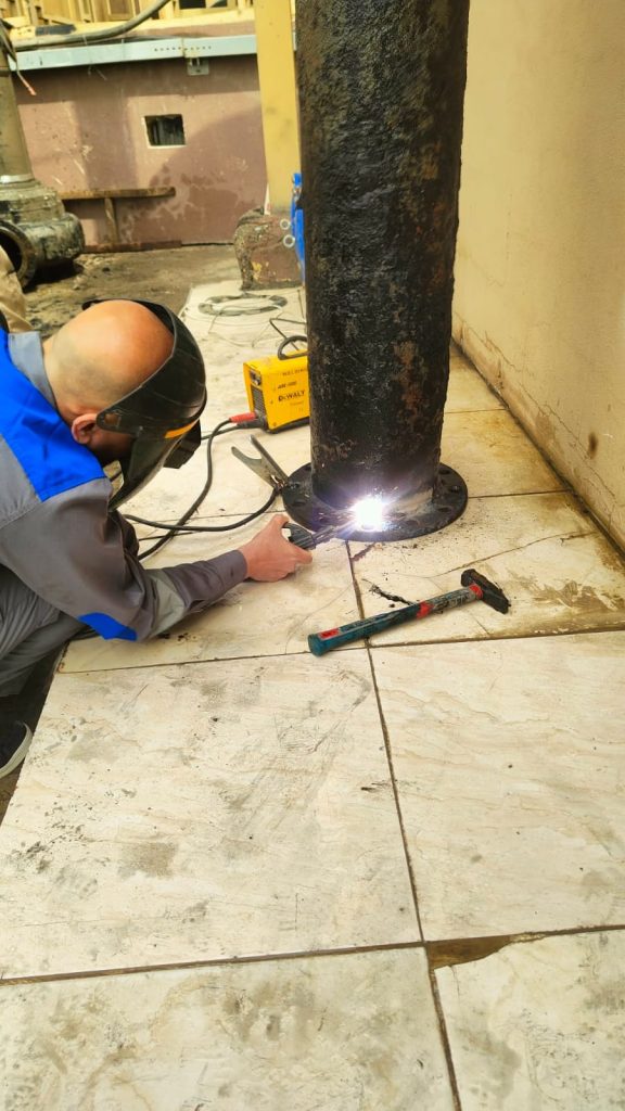 3-1-576x1024 حملة تنظيف وصيانة واسعة لمحطة ضخ الشرطة استعدادًا لإستقبال مياه الأمطار