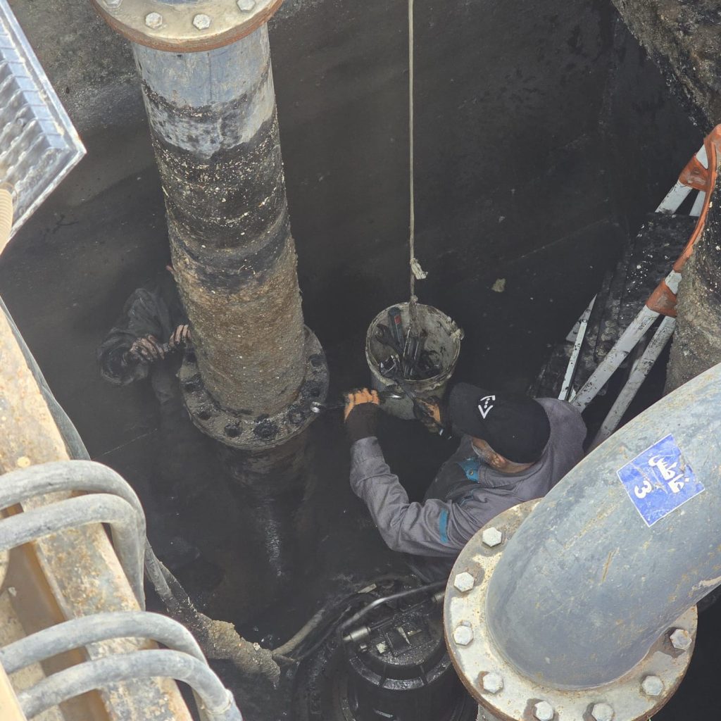 5-1024x1024 حملة تنظيف وصيانة واسعة لمحطة ضخ الشرطة استعدادًا لإستقبال مياه الأمطار