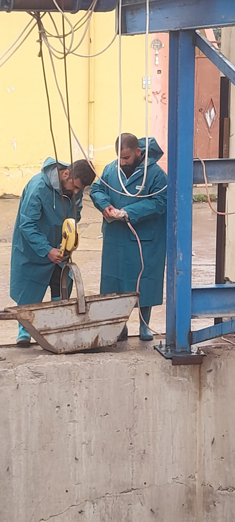 image-78-461x1024 استنفار تحت المطر..كيف تُحارب كوادر الموصل "عوالق الأمطار" لتأمين الأحياء السكنية؟