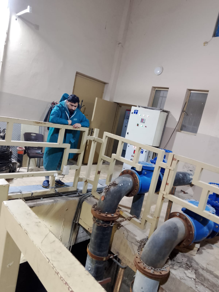 image-79-768x1024 استنفار تحت المطر..كيف تُحارب كوادر الموصل "عوالق الأمطار" لتأمين الأحياء السكنية؟