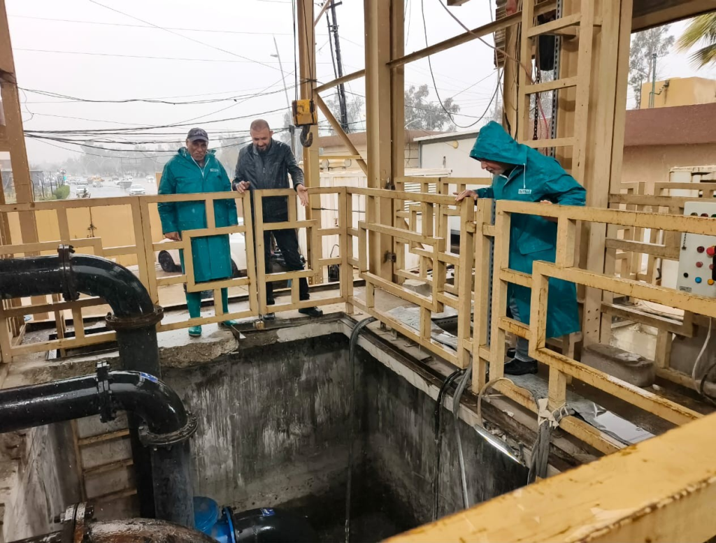 image-80-1024x777 استنفار تحت المطر..كيف تُحارب كوادر الموصل "عوالق الأمطار" لتأمين الأحياء السكنية؟