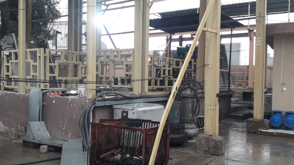 image-81-1024x576 استنفار تحت المطر..كيف تُحارب كوادر الموصل "عوالق الأمطار" لتأمين الأحياء السكنية؟