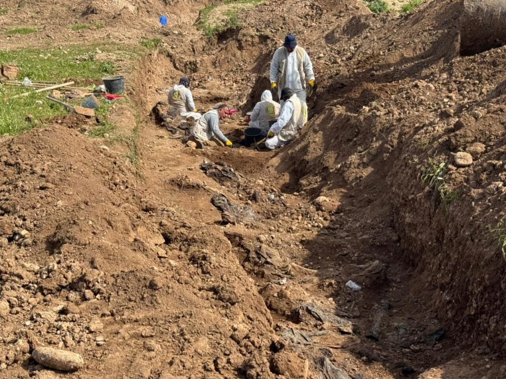 26088aef-6822-4bd3-9232-5cfc8321b30c-1024x768 نينوى تُباشر بفتح مقبرة جماعية تضم رفات عشرات الضحايا غربي الموصل