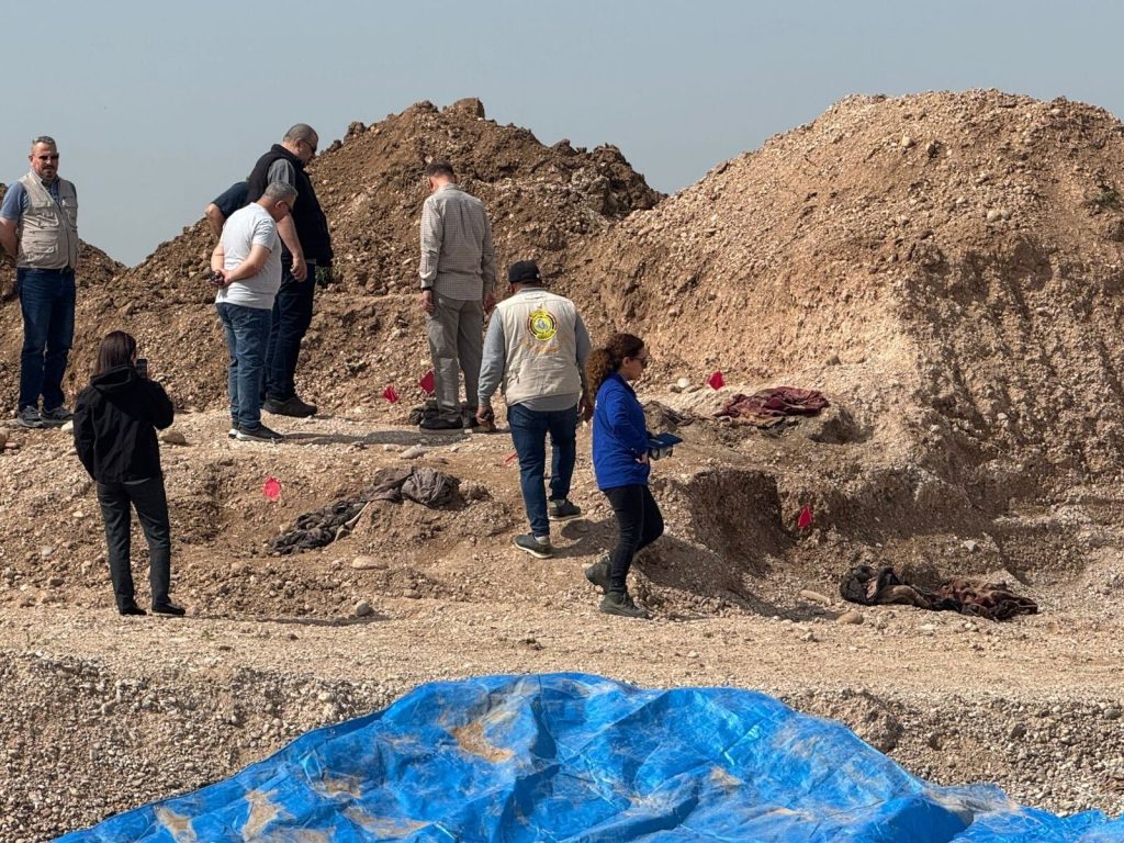 4ec0ee38-38eb-407c-875c-baae8cb01ad9-1024x768 نينوى تُباشر بفتح مقبرة جماعية تضم رفات عشرات الضحايا غربي الموصل