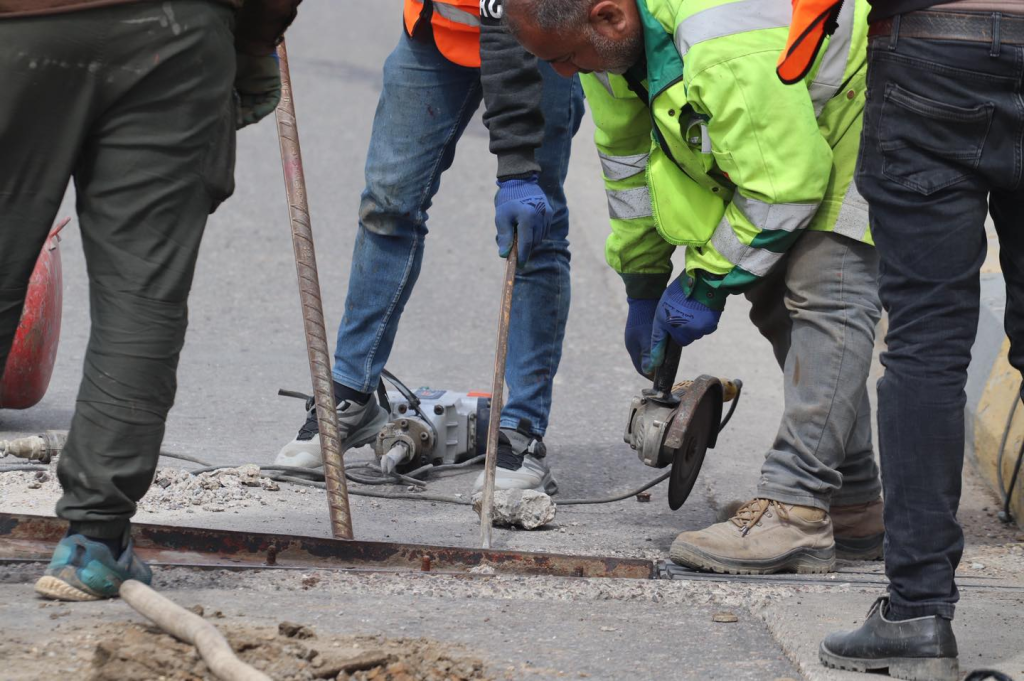 image-4-1024x681  لضمان انسيابية السير.. الموصل تبدأ معالجة التخسفات في مفاصل مُجسّر اليرموك