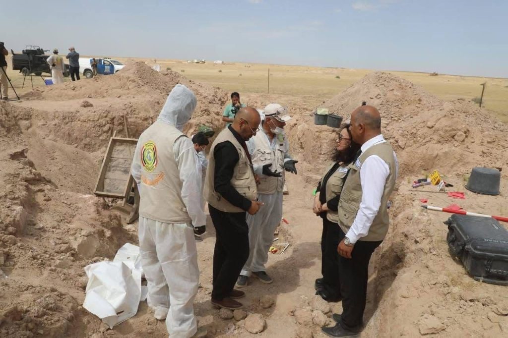 2-9-1024x682 استخراج رفات 35 ضحية من مقبرة جماعية جديدة بالأنبار