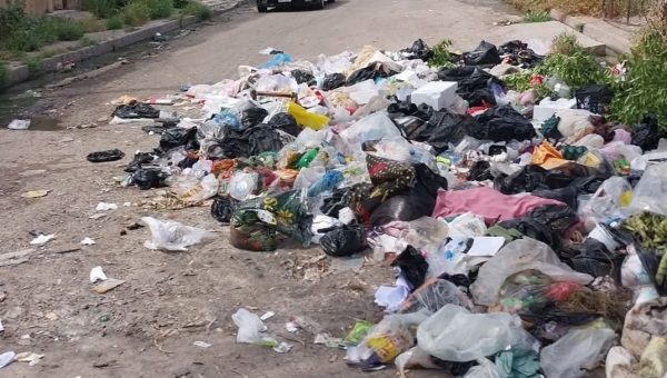 مواطنون يشكون عدم رفع النفايات في الموصل إلا مقابل “إكرامية”