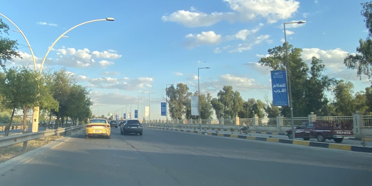 مطالبات بمراجعة وقوف المركبات على جانب الخط السريع قرب الغابات في الموصلشأن موصلي ويب + صفحة