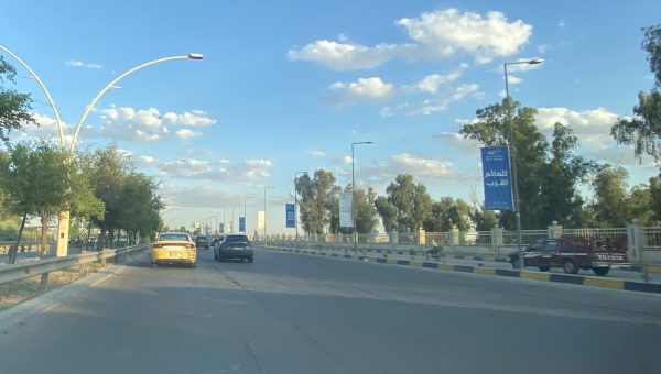 مطالبات بمراجعة وقوف المركبات على جانب الخط السريع قرب الغابات في الموصل