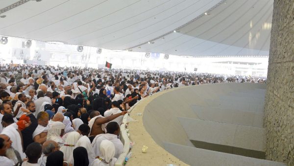 ملايين الحجاج يرمون جمرة العقبة في أول أيام العيد وسط إجراءات تنظيمية وصحية مشددة