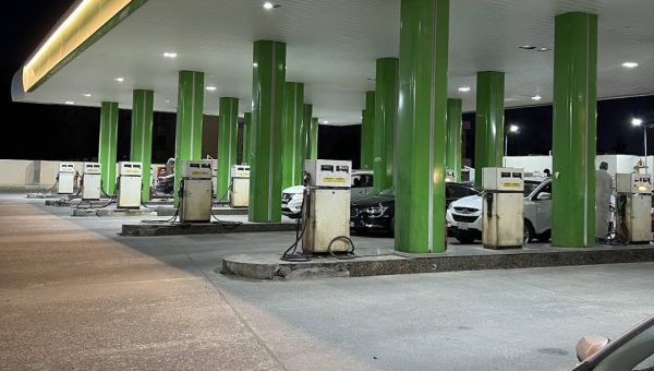 شكاوى من منع تعبئة الوقود نقداً في بانزينخانة الجامعة خلال أيام العيد