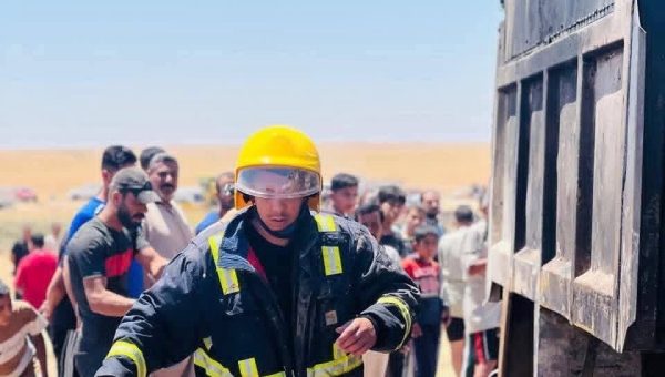 الدفاع المدني ودائرة ماء الشورة يخمدان حريق عجلة قلابة داخل منطقة زراعية جنوب الموصل