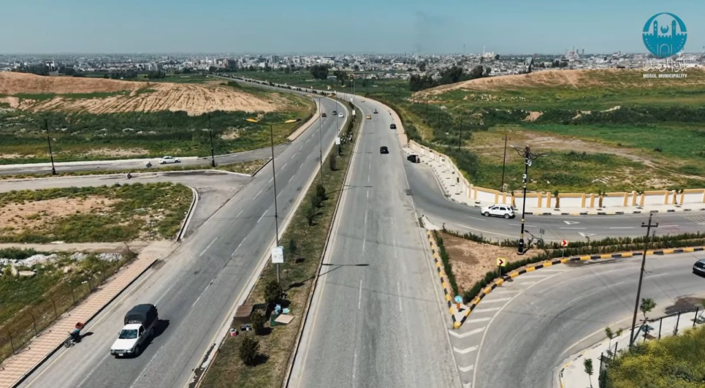 image-13-1024x563 بلدية الموصل تُزيّن شارع الأسدي بأشجار النبگ والألبيزيا لتعزيز الواقع البيئي