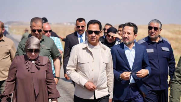 تواصل أعمال قشط وإكساء طريق الموصل – القيارة القديم لتطوير بنى نينوى التحتية