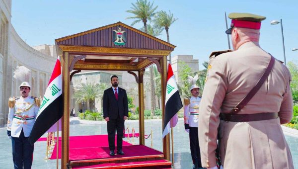الزيدي يتسلم مهامه رسمياً رئيساً للحكومة وقائداً عاماً للقوات المسلحة