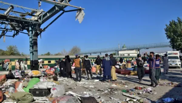 فاجعة في باكستان.. تفجير يستهدف قطارًا للعسكريين يسفر عن عشرات القتلى والجرحى