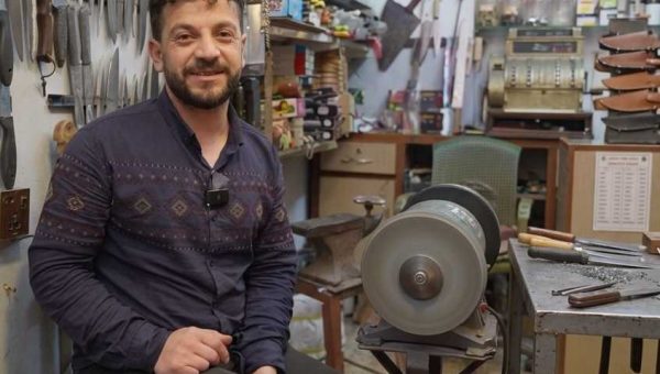 حداد موصلي ينافس الماركات العالمية.. والبصل “عدو” السكين الأول