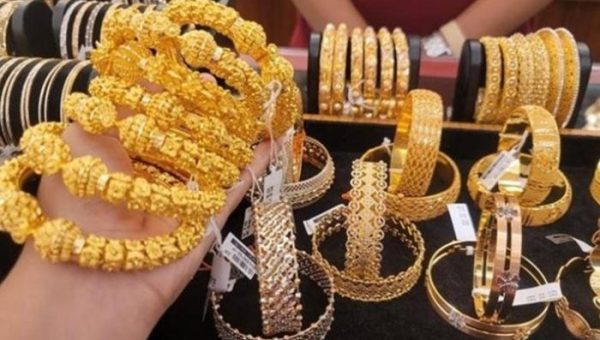 تراجع طفيف في أسعار الذهب بالتزامن مع خسائر المعدن النفيس عالميًا