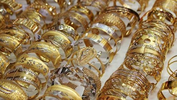  الذهب يتماسك فوق مستويات تاريخية رغم قوة الدولار ومخاوف استمرار الفائدة المرتفعة