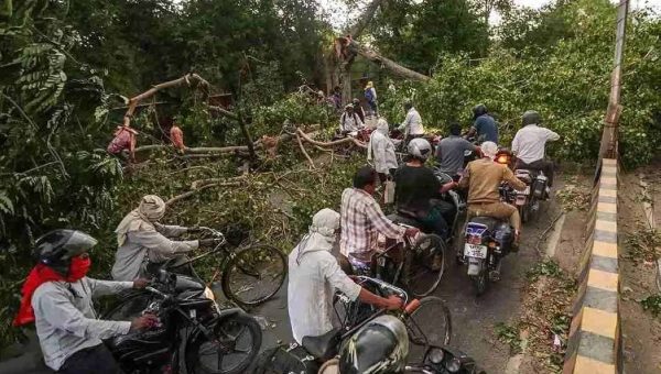 عاصفة عنيفة تودي بحياة 90 شخصًا وتدمر المنازل في ولاية أوتار براديش الهندية