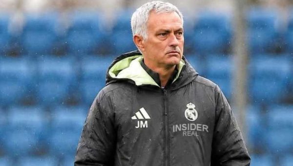 ريال مدريد يقترب من إعادة مورينيو لقيادة الفريق بعد دفع الشرط الجزائي