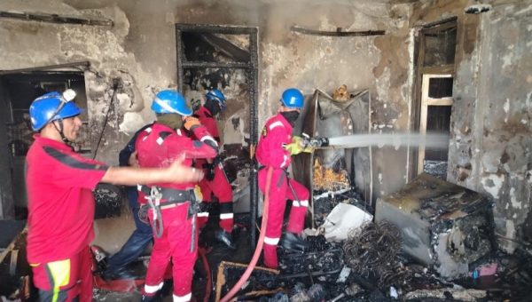 تحدوا المركبات العشوائية عبر النهر.. رجال الإطفاء يسطرون ملحمة إنقاذ لعائلة كاملة في بغداد