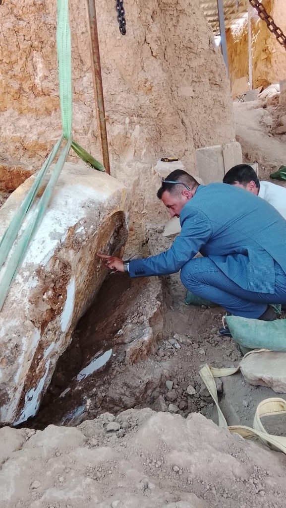 2-5-577x1024 أسرار آشورية تتكشف: العثور على شاهد لمسلة أثرية يعيد نينوى إلى صدارة الاكتشافات التاريخية