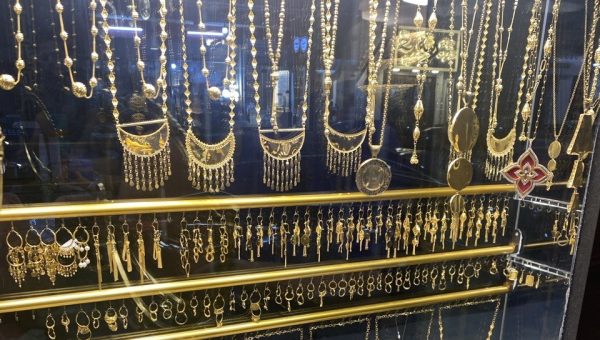 “المواطن الموصلي ذكي واقتصادي”.. كيف أنعش تراجع الذهب حركة الأسواق في الموصل؟