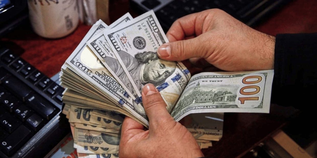 أسعار الدولار تهبط قليلاً أمام الدينار العراقي مع إغلاق البورصة