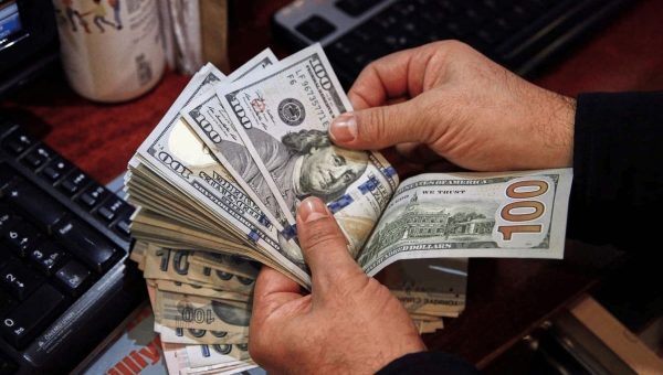 أسعار الدولار تهبط قليلاً أمام الدينار العراقي مع إغلاق البورصة