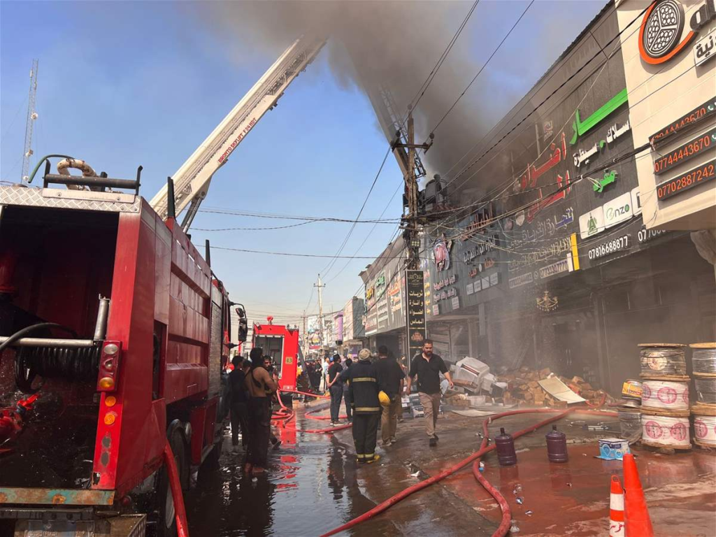 الدفاع المدني يخمد حريقًا في مجمع المأمول التجاري بمنطقة الكرادة دون إصابات