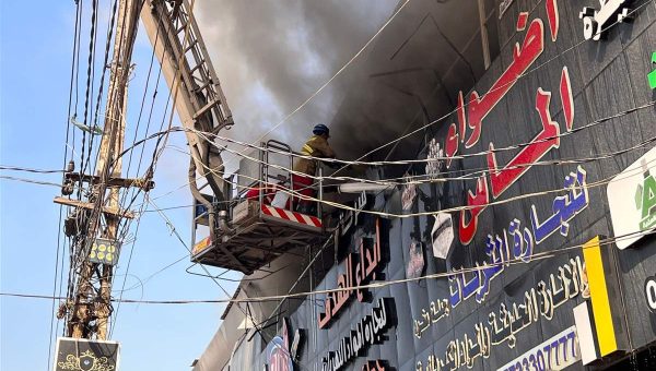 الدفاع المدني يخمد حريقًا في مجمع المأمول التجاري بمنطقة الكرادة دون إصابات