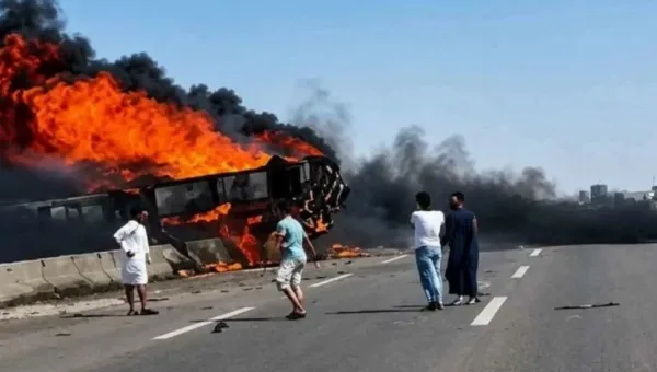 مصرع 21 وإصابة 19 في حادث تصادم مروع وحريق حافلة على طريق ذي قار البصرة