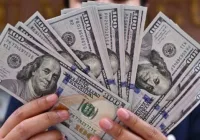 صعود مفاجئ في بورصات العراق والدولار يتجاوز حاجز الـ 156 ألف دينار في بغداد والمحافظات
